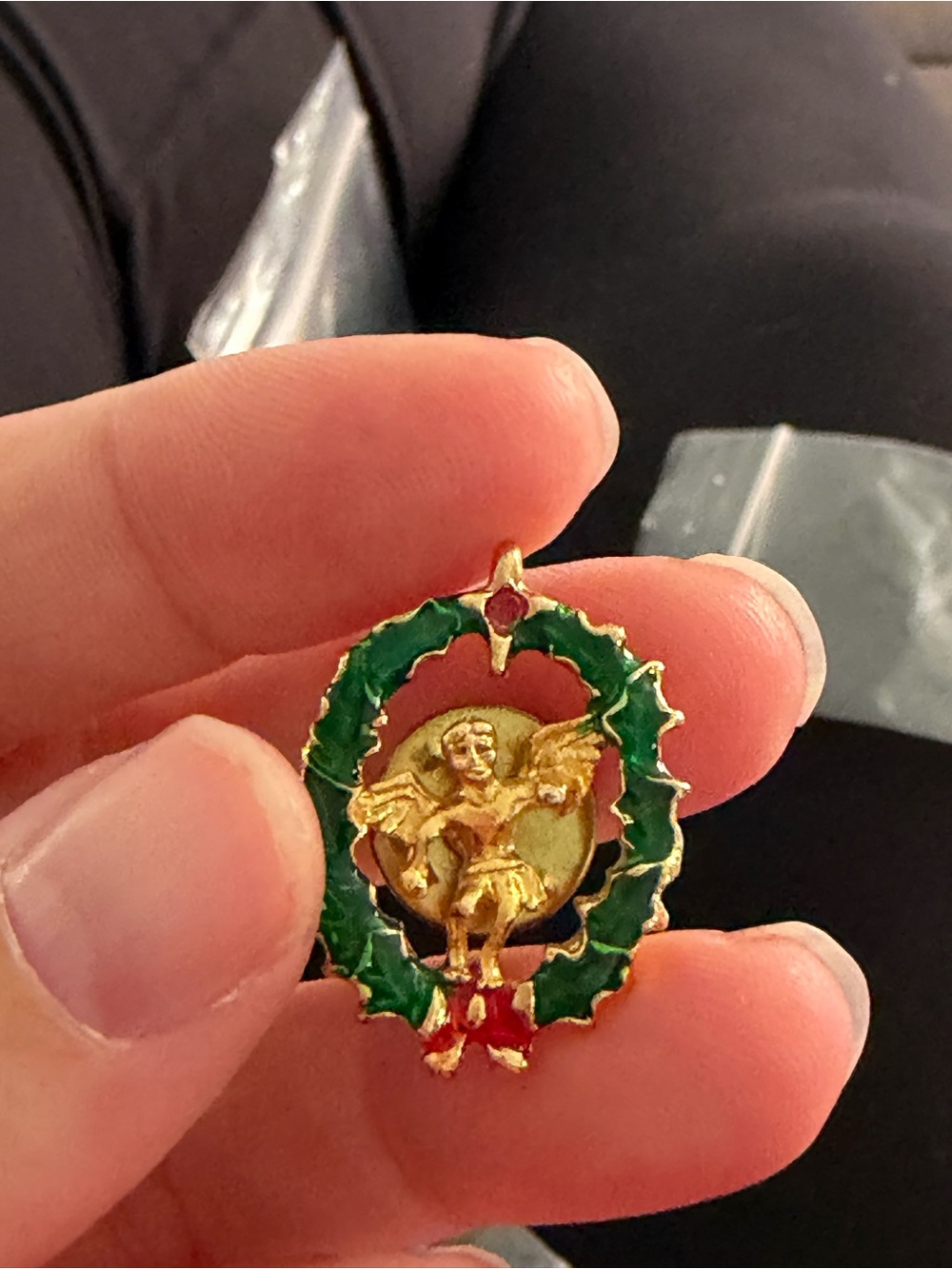 5/$25 Gold-tone Angel Wreath Pin brooch- Green & Red